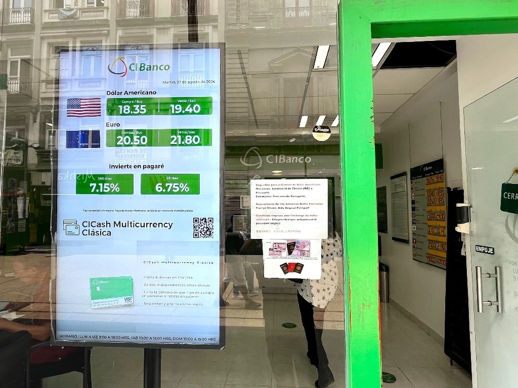 Cotización del dólar en una sucursal bancaria de la Ciudad de México, el 27 de agosto de 2024. Foto Luis Castillo