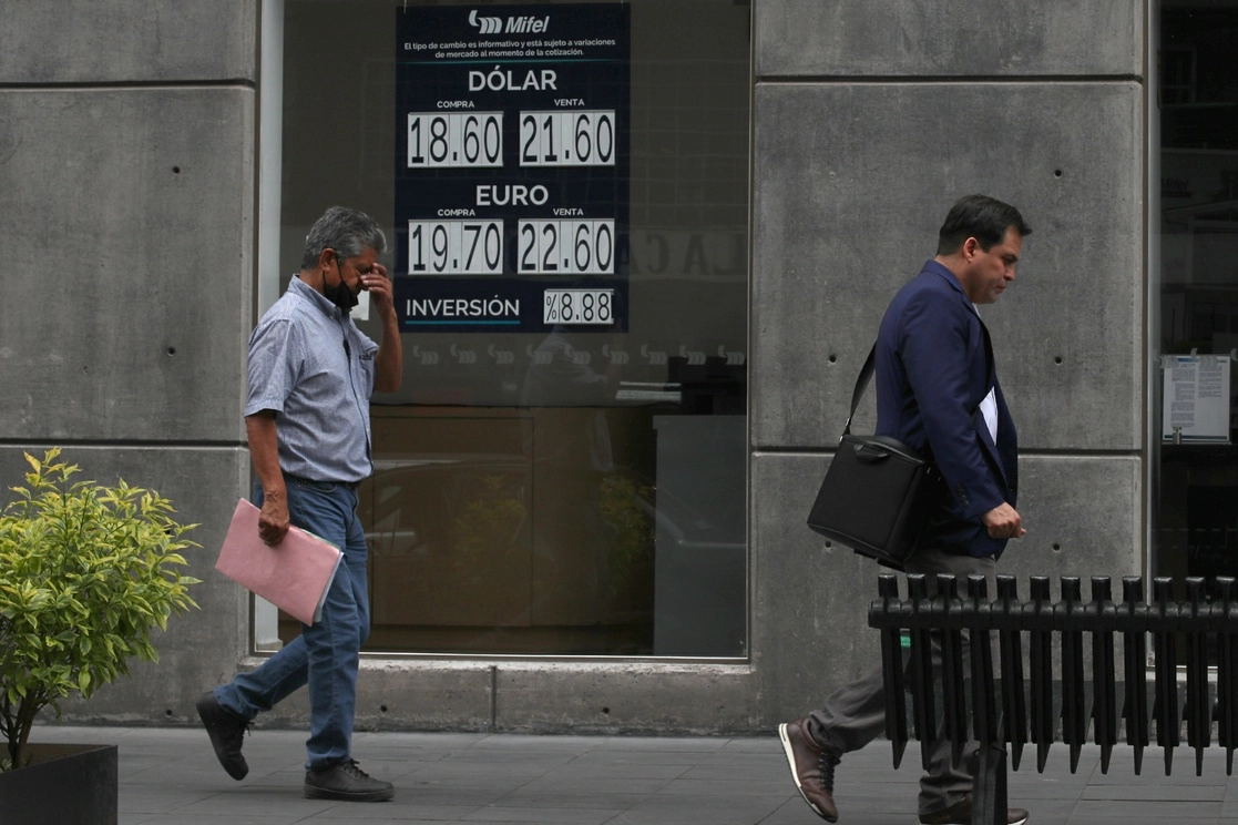 Peso mexicano registró una ligera caída ante el dólar estadunidense. Foto María Luisa Severiano / Archivo