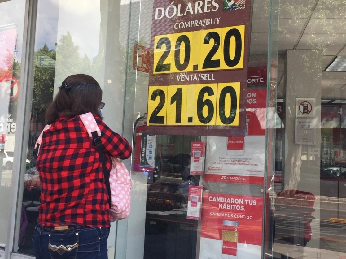 Cotización del dólar en una sucursal bancaria de la Ciudad de México. Foto Guillermo Sologuren / Archivo