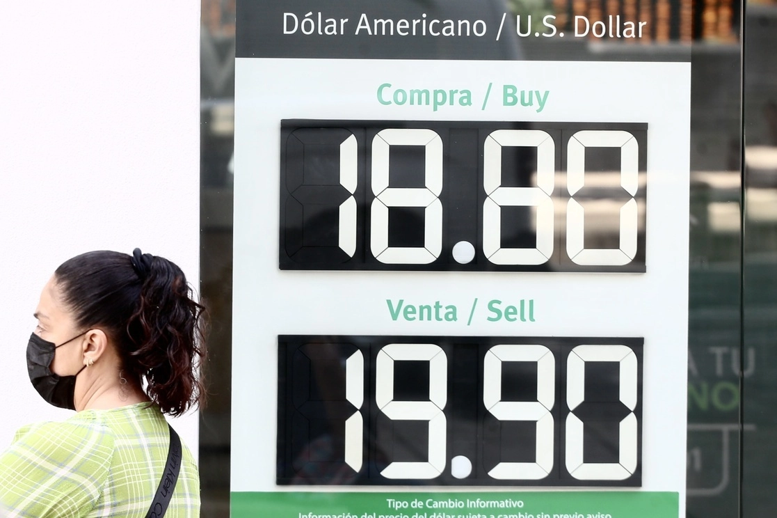 Cotización del dólar en la capital del país. Foto Roberto García Ortiz / Archivo