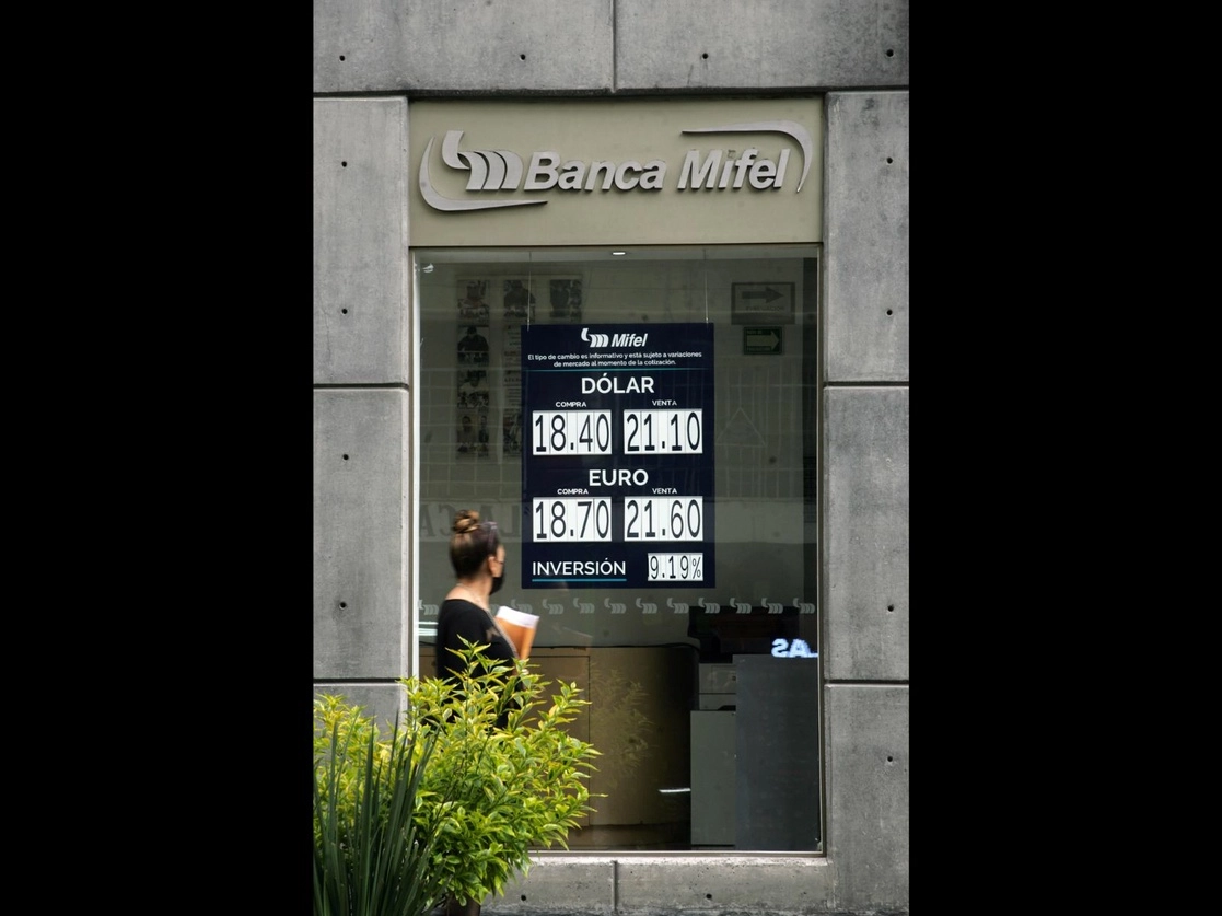 Cotización del dólar en el Centro Histórico de la capital del país, el 28 de septiembre de 2022. Foto Roberto García Rivas