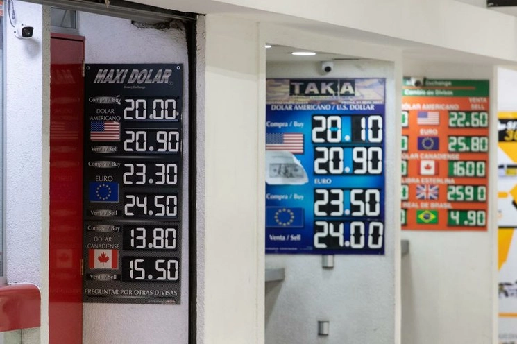 Cotización del dólar en casas de cambio del Aeropuerto Internacional de la Ciudad de México. Foto Pablo Ramos