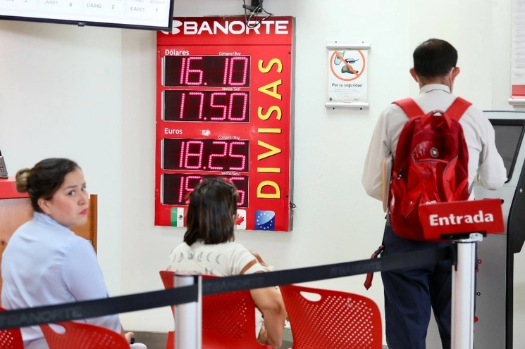 Cotización del dólar en una sucursal bancaria del Aeropuerto Internacional de la Ciudad de México, el 20 de junio 2023. Foto Roberto García Ortiz