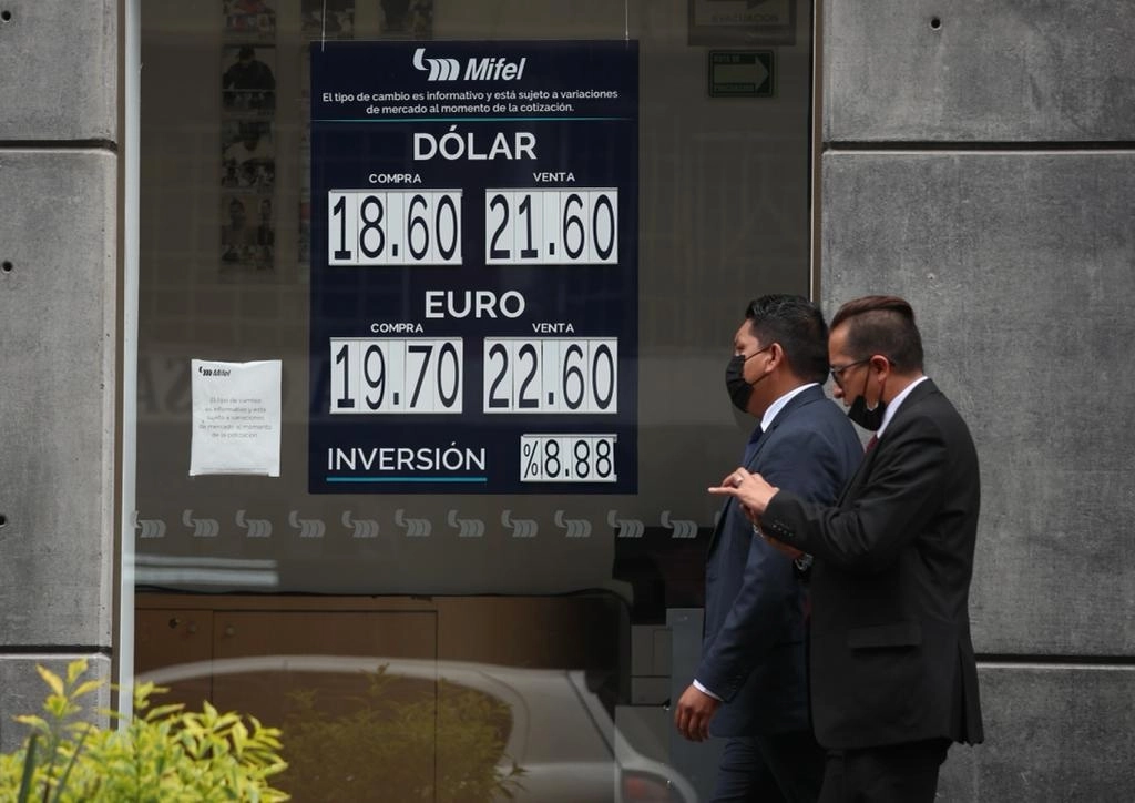 Cotización del dólar en sucursales bancarias en la Ciudad de México. Foto María Luisa Severiano / Archivo