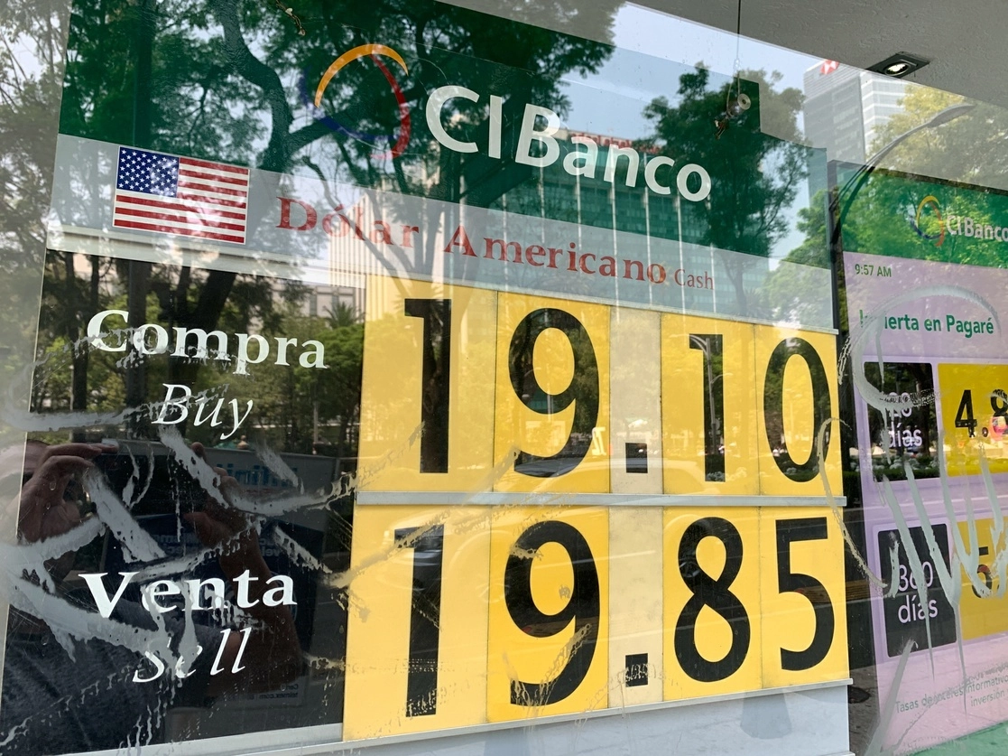 En imagen de archivo, cotización del dólar en la capital del país. Foto Pablo Ramos