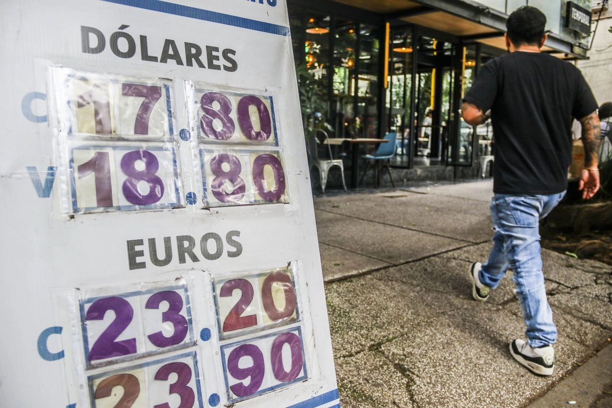 Cotización del dólar en una casa de cambio de la Ciudad de México, el 18 de julio de 2025. Foto 