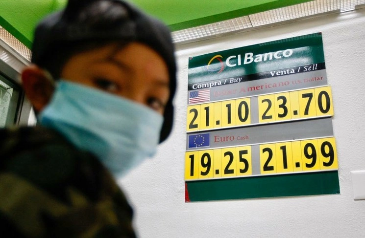 Durante la sesión se espera un tipo de cambio cotizando entre 23.85 y 24.75 pesos por dólar. Foto Roberto García Ortiz / Archivo