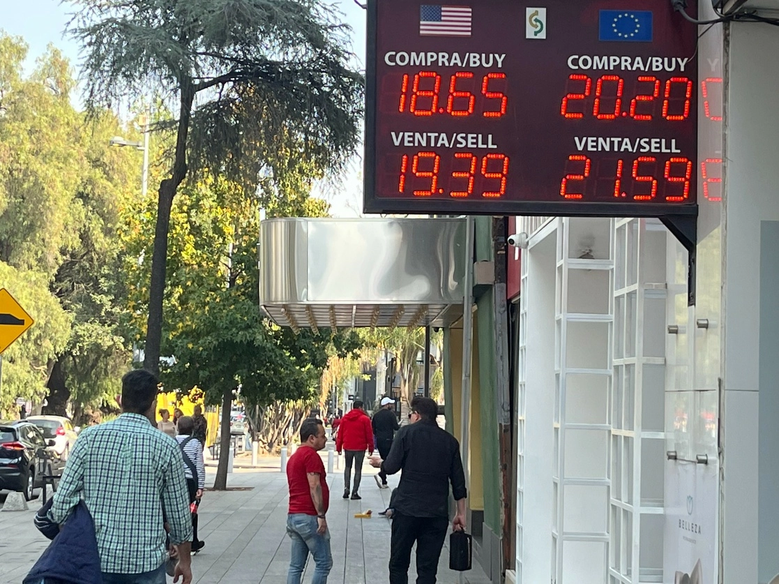 Cotización del dólar en una casa de cambio de la Ciudad de México, el 17 de enero de 2023. Foto María Luisa Severiano