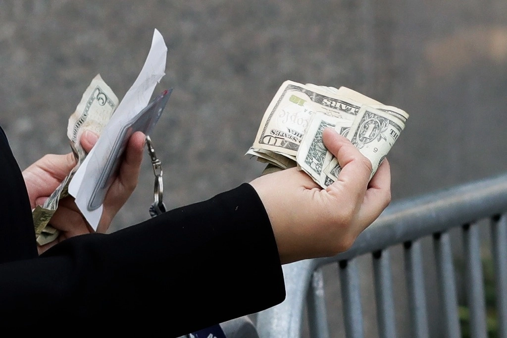 De acuerdo con información del Banco de México (BdeM) el peso con respecto al dólar se apreció 0.3 por ciento o ganó 0.05 centavos con respecto al cierre del viernes, con lo que el tipo de cambio se situó en 16.55 unidades por billete verde. Foto Ap 