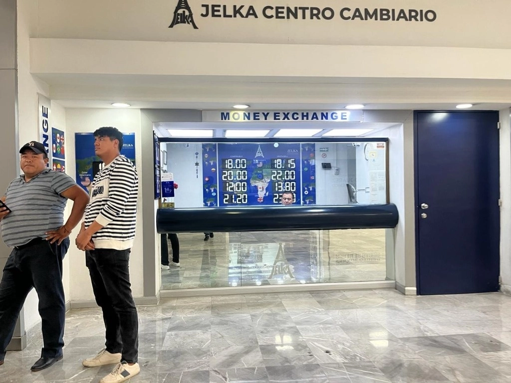 Cotización del dólar en una casa de cambio de la Terminal 1 del Aeropuerto Internacional de la Ciudad de México, el 18 de junio de 2024. Foto Luis Castillo