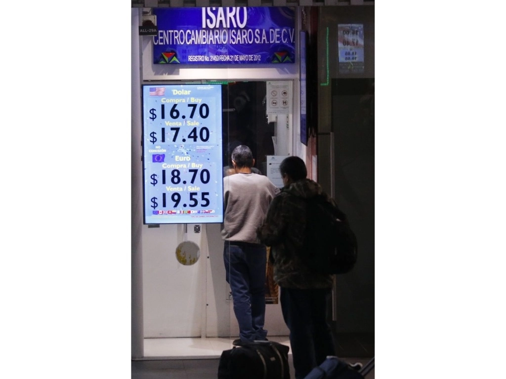 El índice del dólar, que mide el comportamiento de la moneda estadounidense frente a una canasta de seis divisas internacionales, se deprecia 0.06 por ciento, a 103.870 unidades. Foto María Luisa Severiano / Archivo

