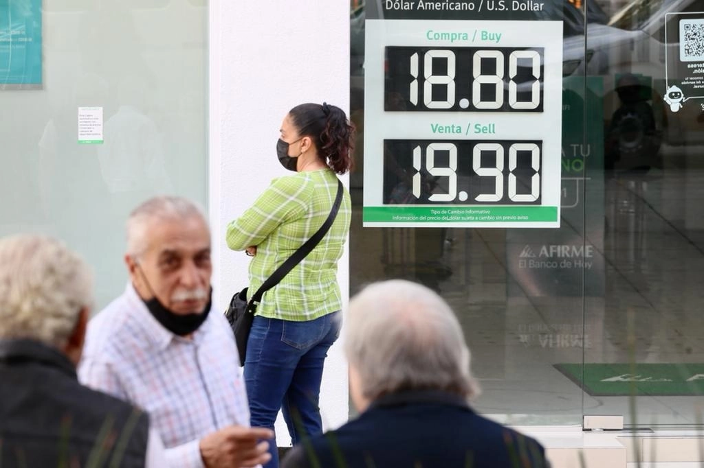 El peso mexicano se logró mantener estable ante la fortaleza del dólar. Foto Roberto García Ortiz