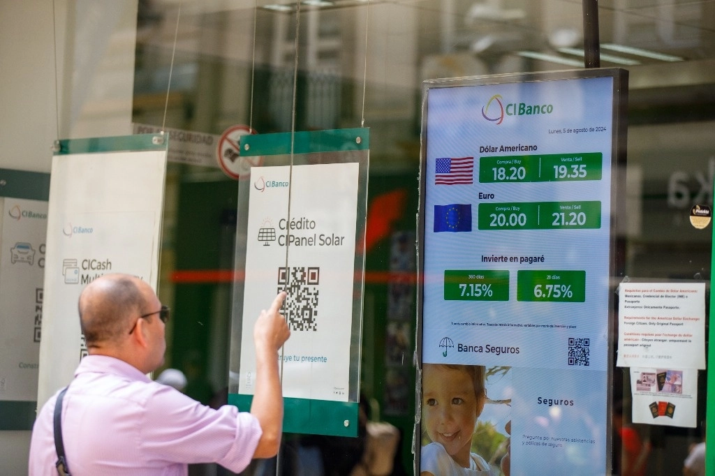Cotización del dólar en una sucursal bancaria de la Ciudad de México, el 5 de agosto de 2024. Foto Pablo Ramos