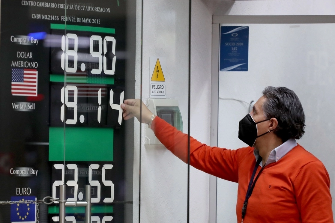 Casa de cambio en el Aeropuerto Internacional de la Ciudad de México, en imagen de archivo. Foto Roberto García Ortiz