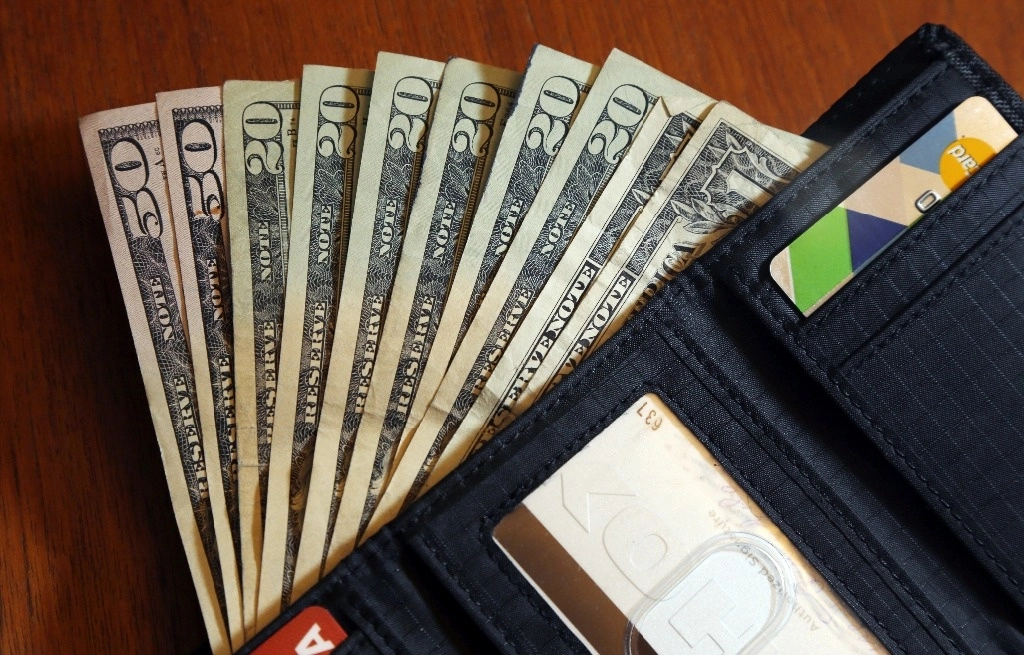 El peso mexicano retoma moderadamente sus ganancias frente al dólar. La moneda nacional se aprecia a 16.43 por dólar. Foto Ap / Archivo