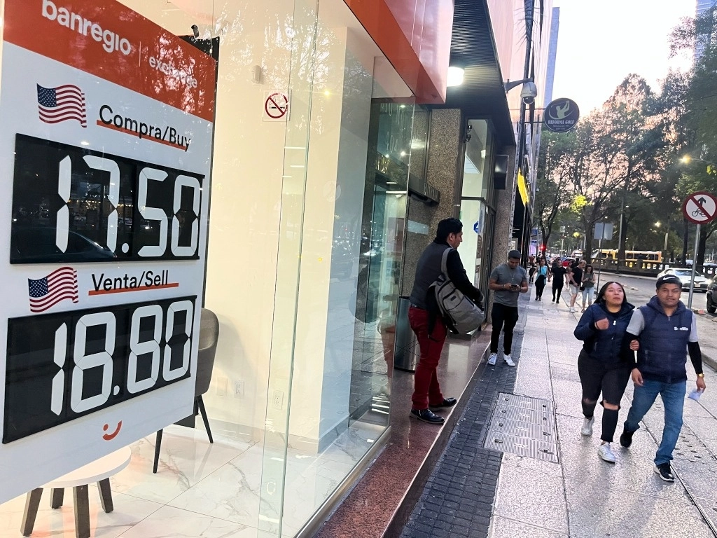 Cotización del dólar en una sucursal bancaria de la Ciudad de México. Foto Víctor Camacho / Archivo