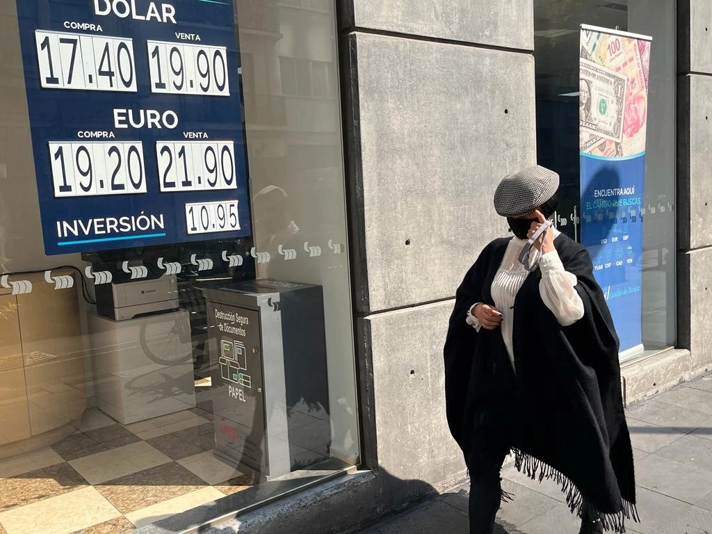 Cotización del dólar en una casa de cambio de la Ciudad de México, el 12 de enero de 2023. Foto José Antonio López