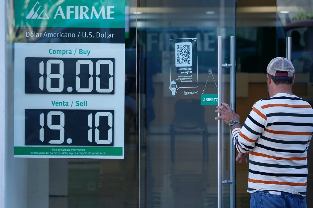 Durante la sesión, se espera que el tipo de cambio cotice entre 17.95 y 18.10 pesos por dólar. Foto María Luisa Severiano / Archivo