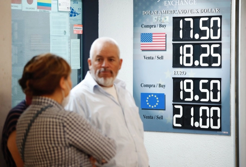 Cotización del dólar en el Aeropuerto Internacional de la Ciudad de México. Foto Cristina Rodríguez / Archivo
