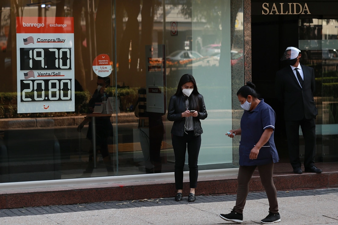 El peso ganó terreno frente al dólar y cerró en 20.35. Foto María Luisa Severiano /Archivo