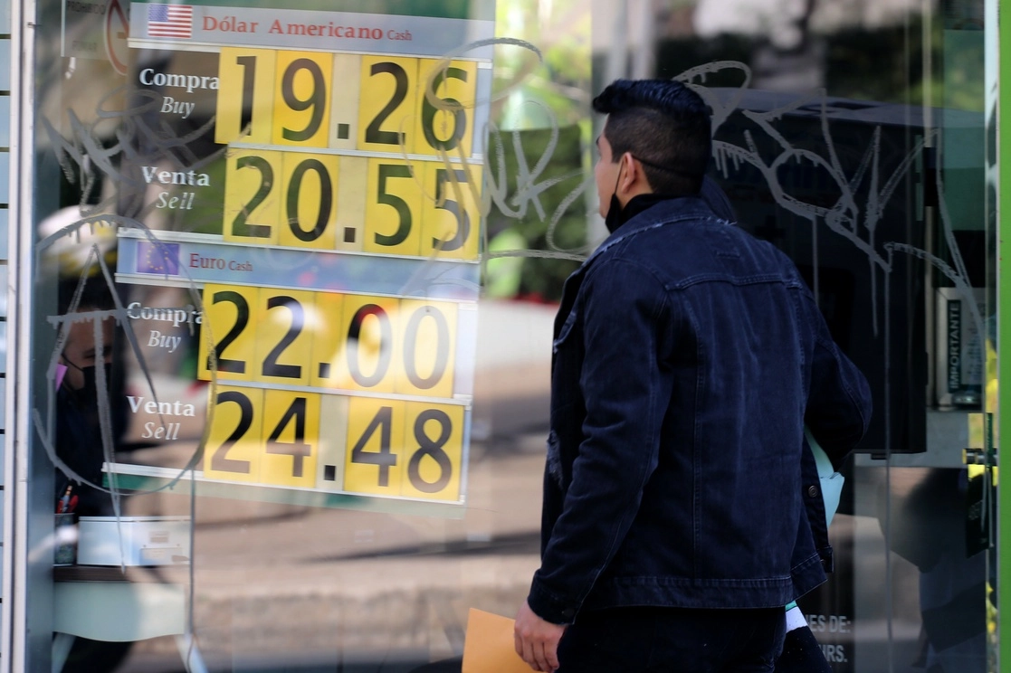 El pesó cortó la racha de tres sesiones al alza al perder 0.27%. Foto Roberto García Ortiz/Archivo