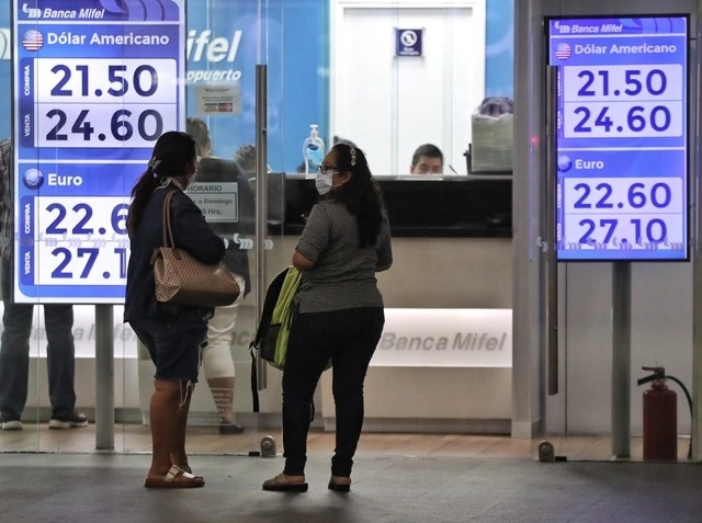 El peso tuvo una ligera recuperación ante el dólar tras semanas de devaluación. Foto Marco Pelaez