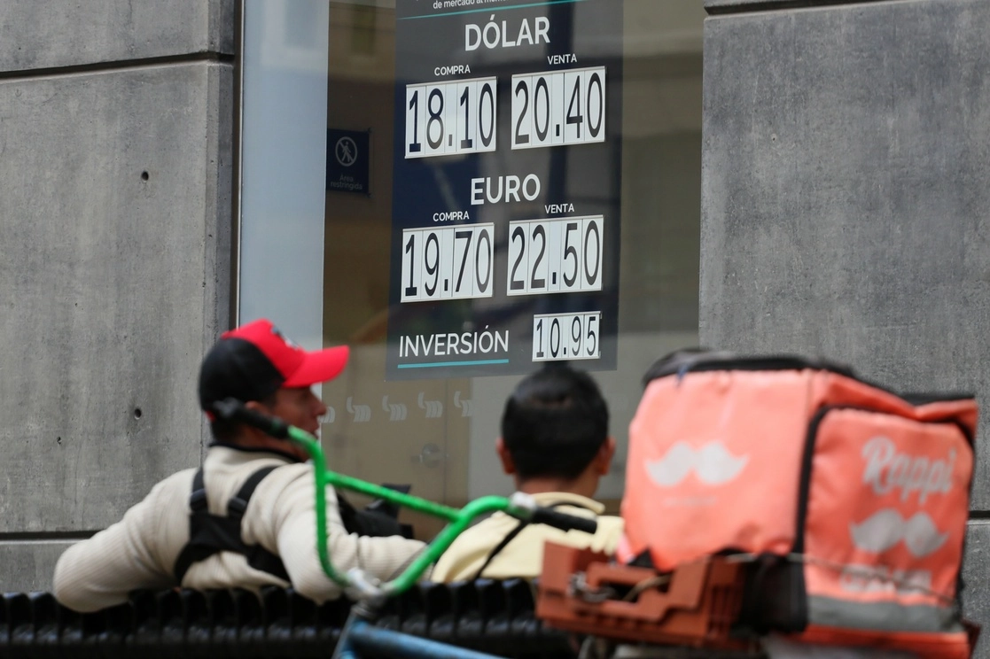 El peso mexicano cerró la sesión cambiaria con una apreciación de 6.87 centavos. Foto Roberto García Ortiz / Archivo 