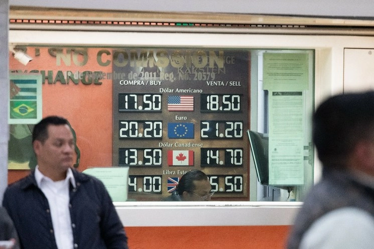 En imagen de archivo, cotización del dólar en una casa de cambio del aeropuerto capitalino. Foto Pablo Ramos