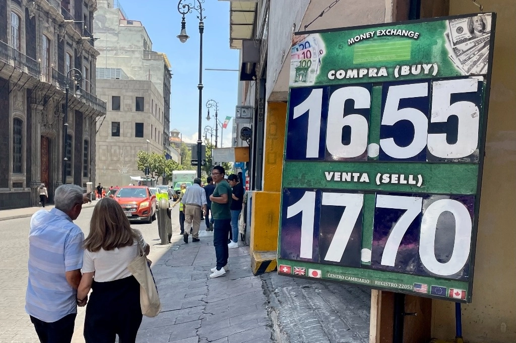 En esta semana el peso mexicano ha perdido terreno frente al dólar estadunidense. Foto Roberto García