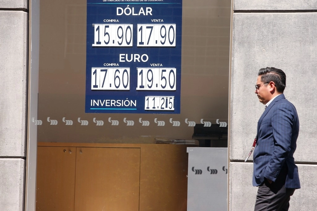El peso cerró la jornada cambiaria perdiendo 0.04 centavos; la BMV hiló tres días en números rojos al retroceder 0.58 por ciento. Foto María Luisa Severiano / Archivo
