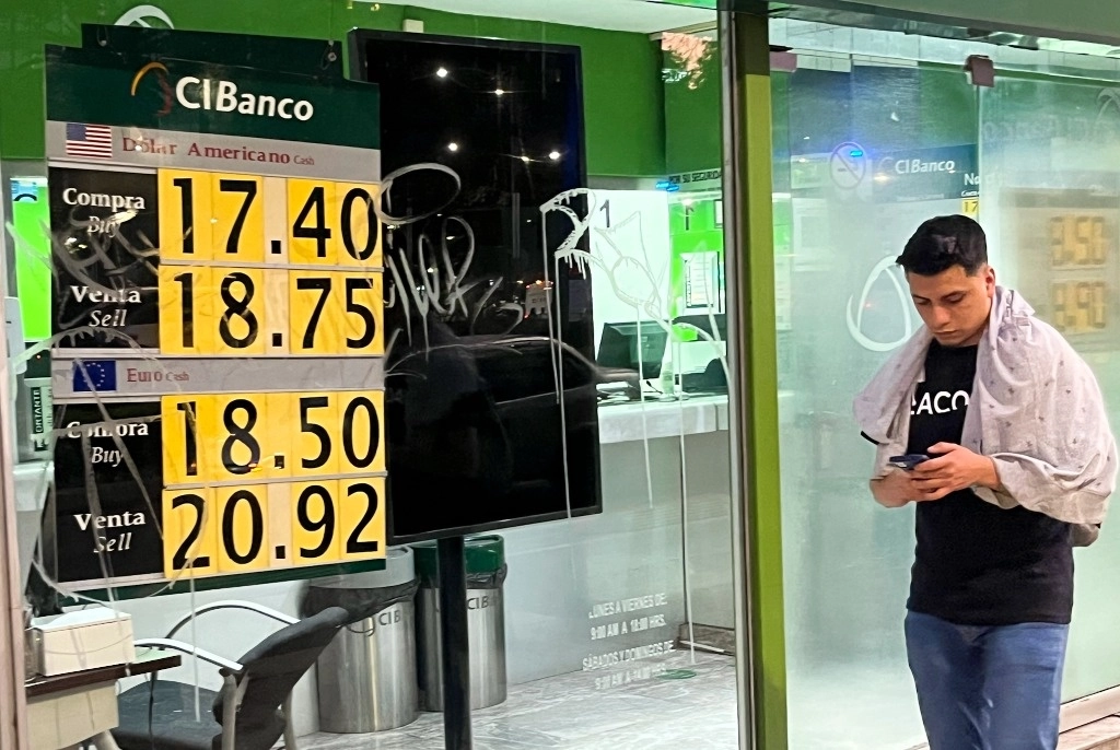 La cotización alcanza un nivel mínimo de 18 pesos por dólar y un techo máximo de 18.12 unidades. Foto Víctor Camacho / Archivo