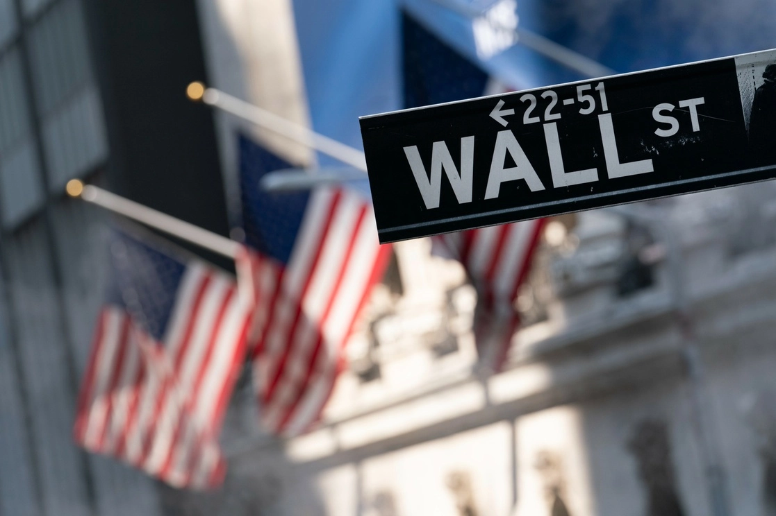 Un letrero frente a la Bolsa de Valores de Nueva York. Foto Afp