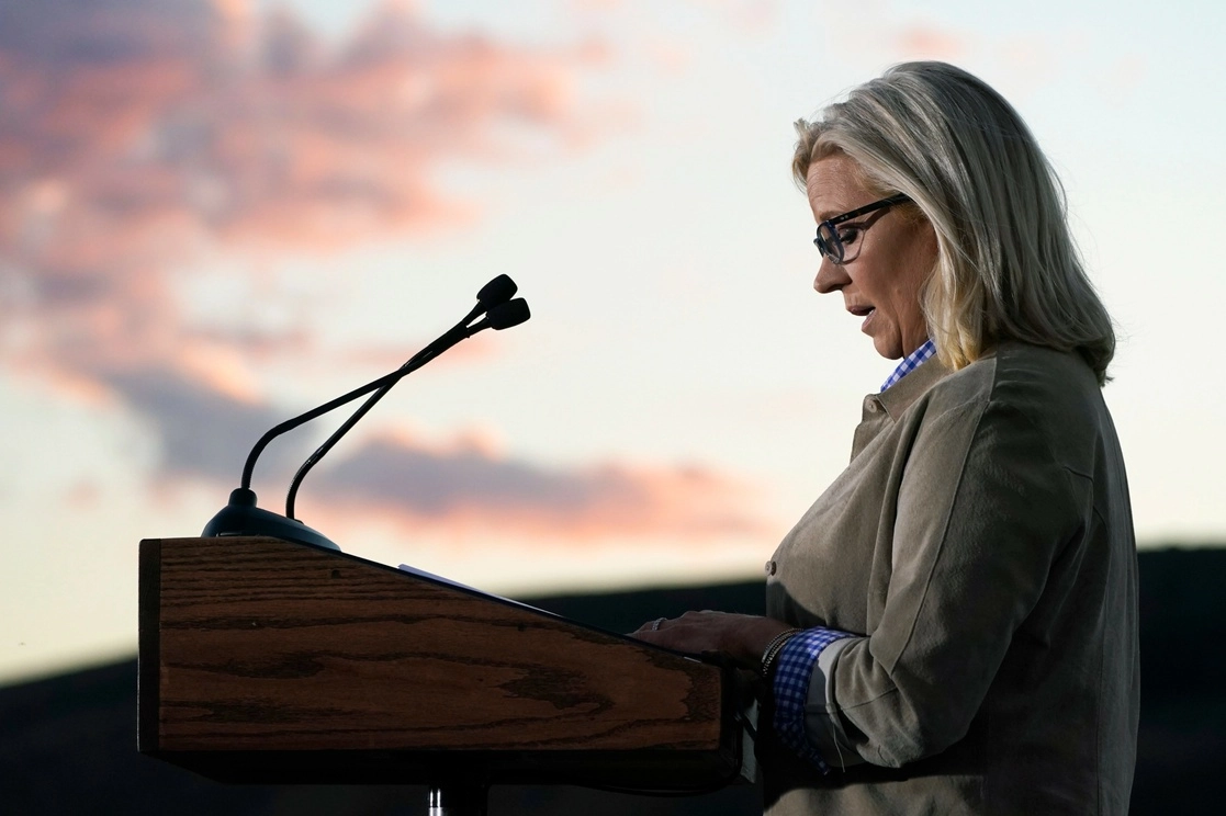 Liz Cheney, hija del ex vicepresidente Dick Cheney y parte de comité legislativo que investiga el asalto al Capitolio del 6 de enero de 2021, durante un mítin en Wyoming, tras perder las elecciones primarias para retener su cargo en la Cámara de Representantes. Foto Ap.