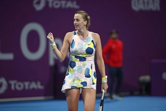 Petra Kvitova se impuso en tres sets a la número uno del mundo, la australiana, Ashleigh Barty. Foto Afp
