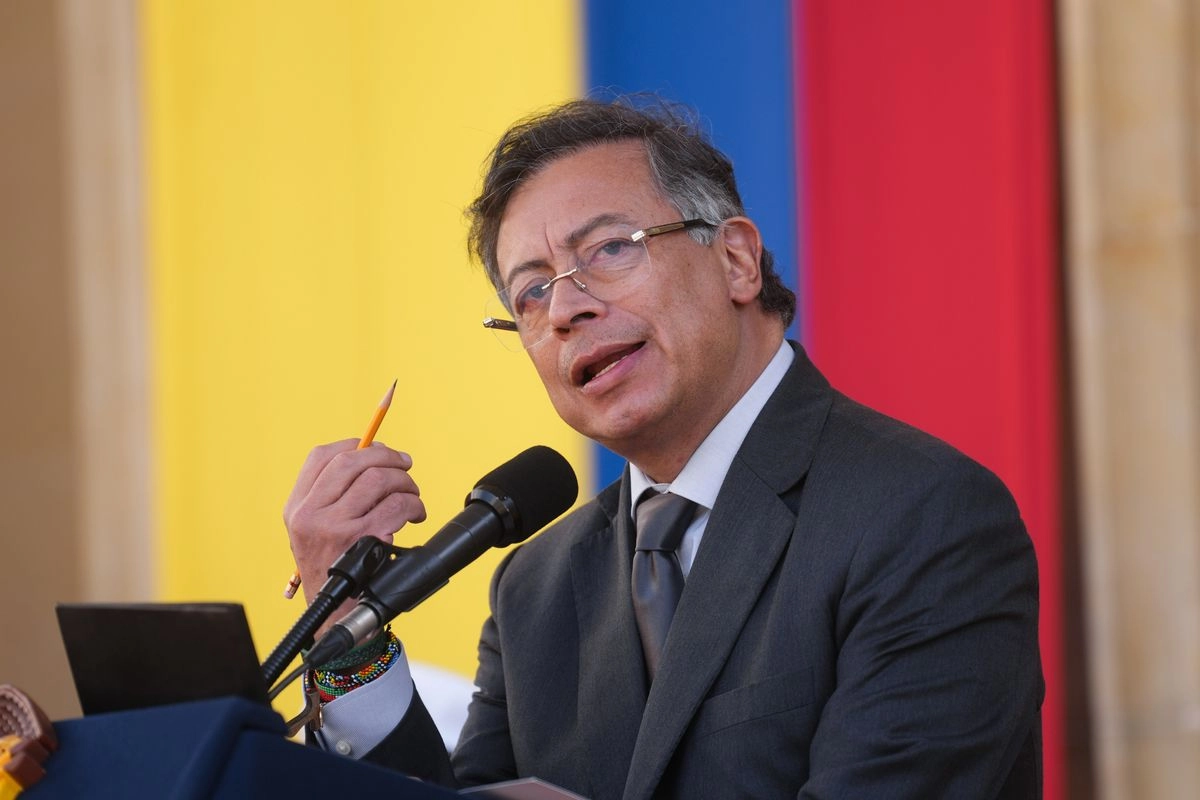 El comentario del presidente colombiano se produce en respuesta a los reportes de medios estadunidenses que documentaron el uso de gas lacrimógeno y vehículos sin identificación en redadas del ICE. 

