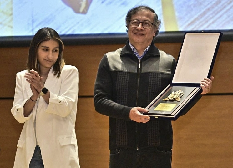 En imagen del 12 de mayo, Gustavo Petro, y su entonces jefa de gabinete, Laura Sarabia, durante una ceremonia en Bogotá. Foto Afp