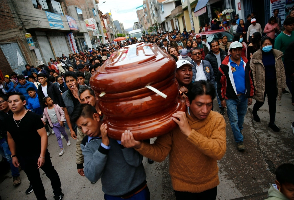 Sepelio de una de las víctimas durante las protestas en Perú. Foto Ap