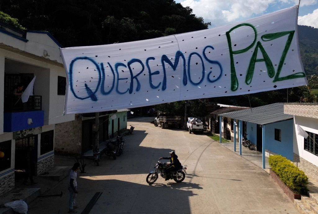 Manta con la leyenda "Queremos la paz" cuelga en una calle del municipio de Teorama, región del Catatumbo, Colombia, el 23 de enero de 2025. Foto Afp
