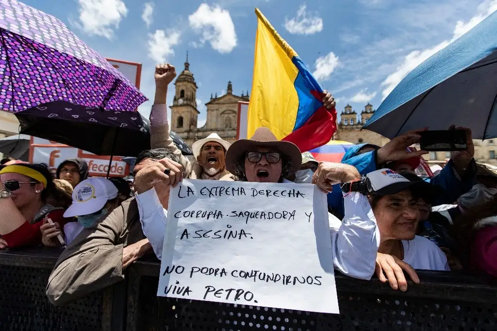 Asistentes al mitin encabezado por el presidente colombiano Gustavo Petro en respaldo a la reforma de pensiones propuesta por el mandatario. Foto Afp.
