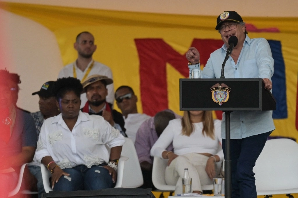 El jefe de Estado habló duro tras una semana en la que el legislativo dio nuevas muestras de no estar dispuesto a aprobar las tres grandes reformas sociales propuestas por el ejecutivo -salud, pensiones y trabajo- apelando a todo tipo de argucias procedimentales que evidentemente colmaron la paciencia del mandatario. Foto Afp