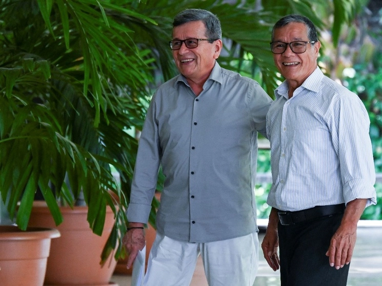 Los comandantes guerrilleros del Ejército de Liberación Nacional (ELN) de Colombia Pablo Beltrán (L) y Nicolás Rodríguez Bautista, alias Gabino, llegan a la tercera ronda de negociaciones de paz entre el gobierno de Colombia y el grupo guerrillero ELN. Foto Afp