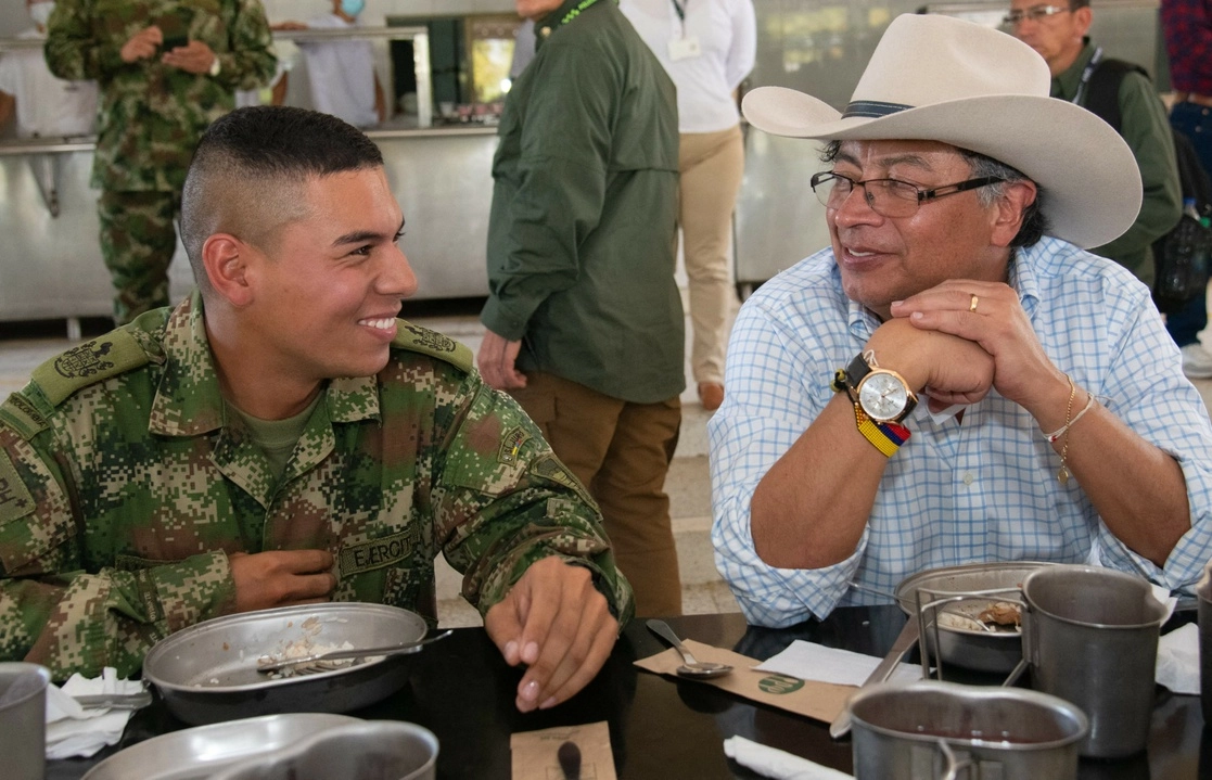 El presidente Gustavo Petro habla con un soldado mientras almuerza en la base del Ejército en Apiay, departamento de Meta, Colombia, el 17 de agosto de 2022. Foto Afp/ Presidencia de Colombia