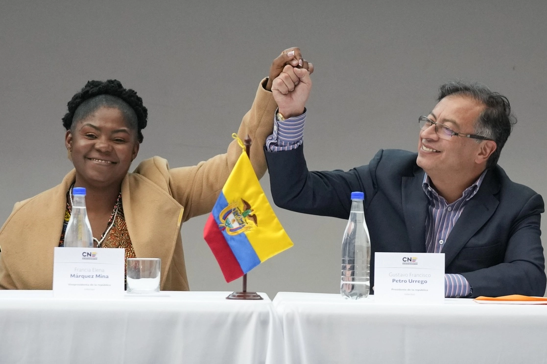 Francia Márquez y Gustavo Petro durante la recepción del documento. Foto Ap