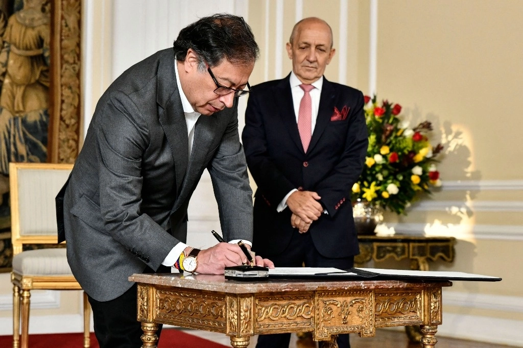El mandatario de Colombia, Gustavo Petro (izquierda), y el nuevo consejero de Estado, Jorge Duque. Foto Afp/Presidencia colombiana/César Carrión 