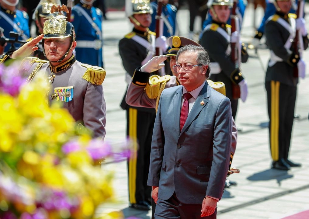 El presidente de Colombia, Gustavo Petro (frente), llega a la ceremonia de toma de juramento del presidente reelecto ecuatoriano Daniel Noboa, en la ciudad de Quito, capital de Ecuador, el 24 de mayo de 2025. Foto 