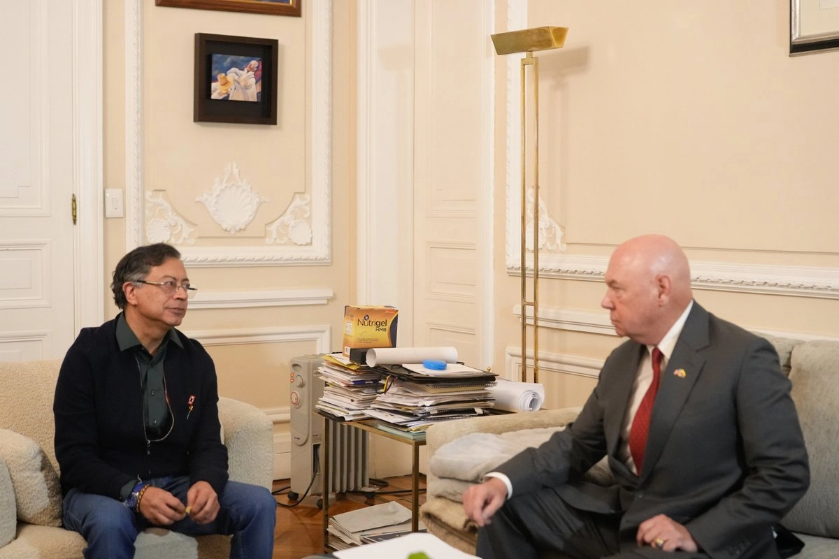 El presidente de Colombia, Gustavo Petro, se reúne con el encargado de negocios de EU en Bogotá, John McNamara en el Palacio Presidencial en Bogotá.