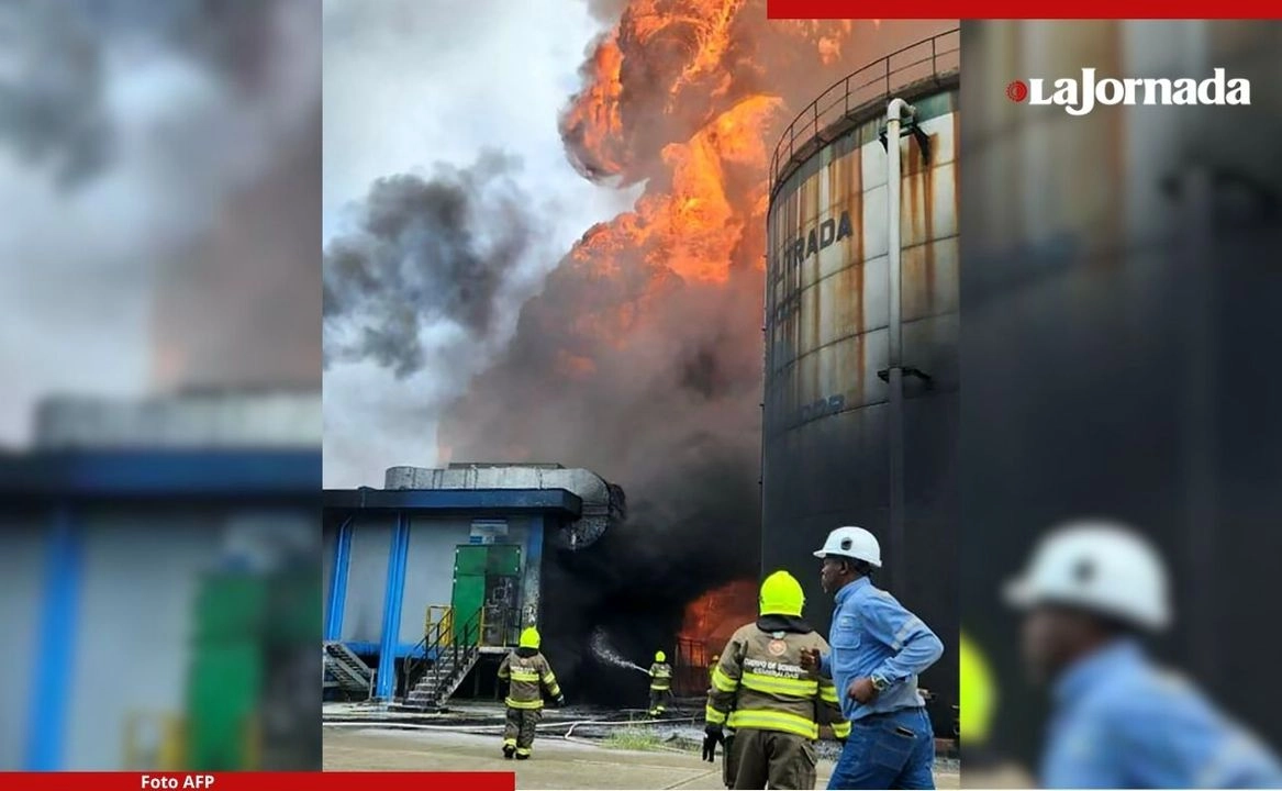 Fotografía difundida por el Cuerpo de Bomberos de Esmeraldas que muestra un incendio en la refinería de petróleo de Esmeraldas, Ecuador, el 26 de mayo de 2025. Foto