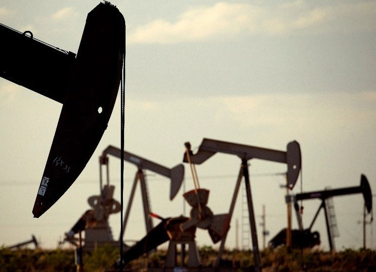 Los precios del petróleo se desplomaban este viernes y el barril de Brent llegó a su nivel más bajo desde 2003, profundizando su caída de la víspera lastrado por una demanda en punto muerto y una oferta pletórica. Foto Ap / Archivo