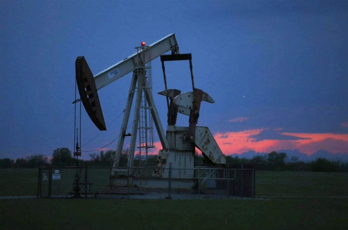 Los precios del petróleo cerraron a la baja lastrados por los temores a una recesión y decepcionantes indicadores de EU. La imagen, en Oklahoma, Estados Unidos. Foto Ap / Archivo