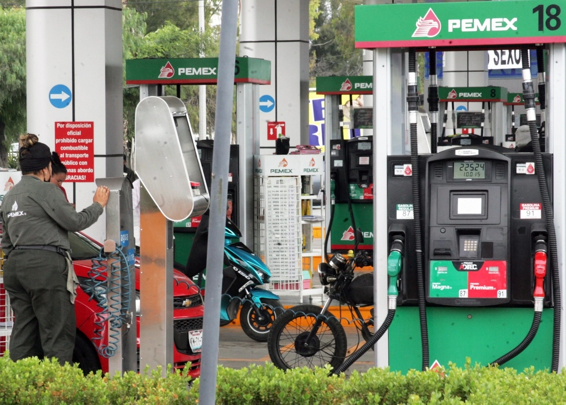 Gasolinera en Técamac, Estado de México. Foto Roberto García Rivas